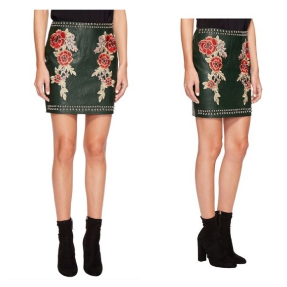 NWT Romeo + Juliet Faux Leather Rivet Mini Skirt medium green floral embroidered - Picture 1 of 6